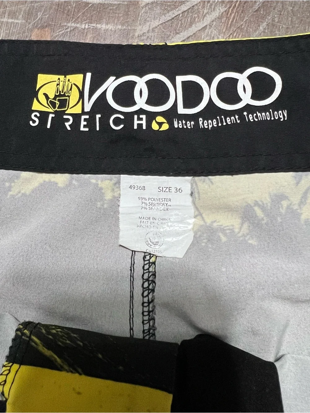 Body Glove Vintage Voodoo Board Shorts Size 36 Black & Yellow Tropical Scene